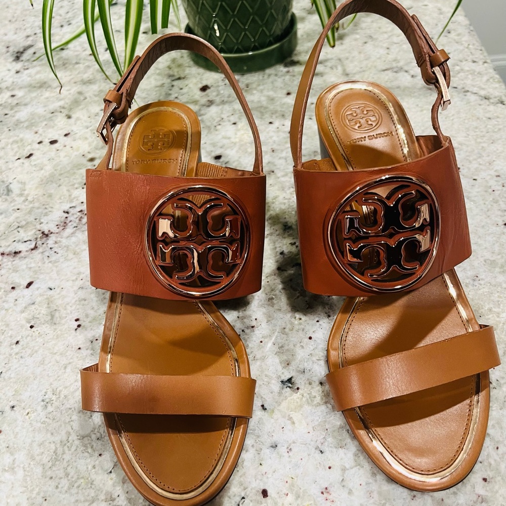 EUC Tory Burch Brown Sandals with Logo Medallion